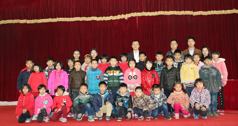 人人安康公益助學(xué)攜手李銳、應(yīng)采兒赴湘西龍山茅坪小學(xué)，與孩子一起歡度「六一」.jpg
